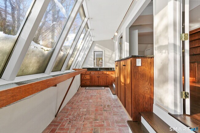 Building Photo - 815 Valley Rd