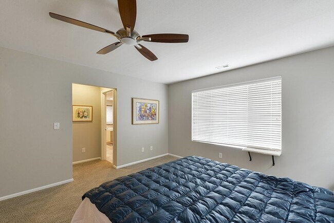 Building Photo - Maple Valley Stunning 5+ Bedroom 2.75 Bath