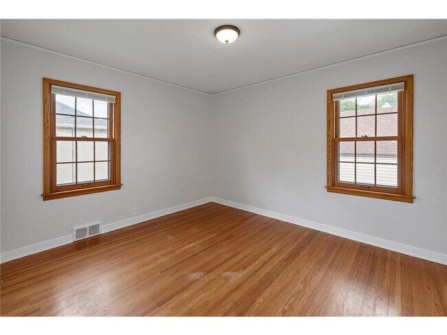 main floor bedroom - 5421 Chicago Ave