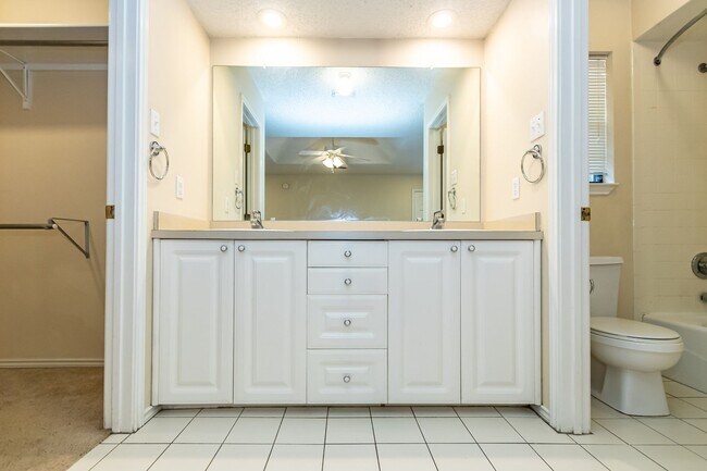 Building Photo - 2 Large Living areas! Approximately 2100 S...