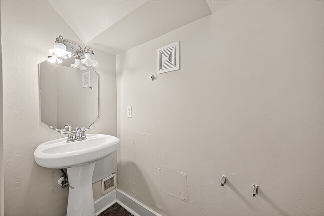 Building Photo - 18174 Woodsdale Ct