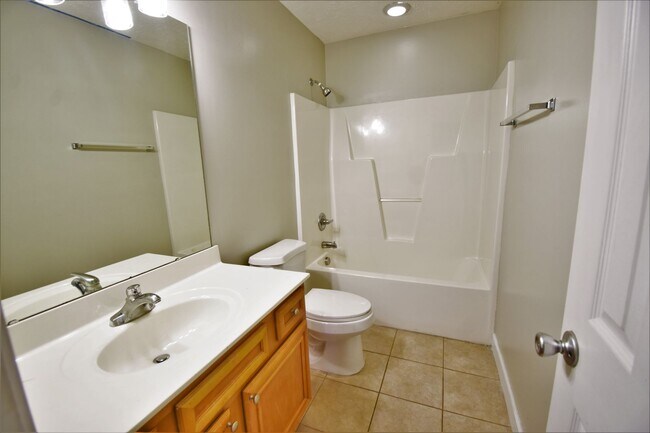 Building Photo - 4 Bedroom, 2 Bathroom : Pets under 30 lbs