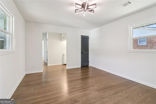 Building Photo - 2219 Lisa Dr SE