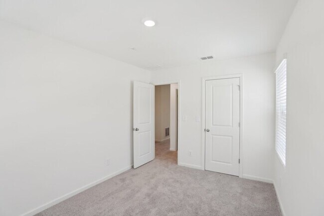 Building Photo - Fantastic 3bd/2.5ba home! Coming soon!