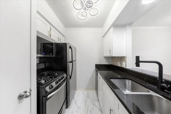 Building Photo - 2401 Manor Rd