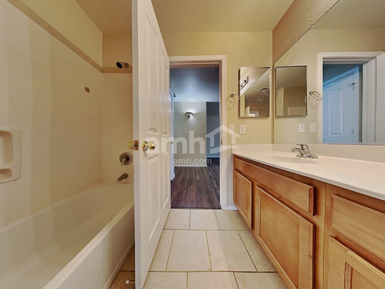 Building Photo - 417 W Dexter Way