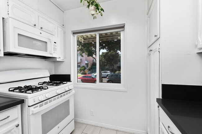 Kitchen - 836 N Fuller Ave