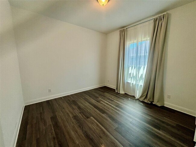 Building Photo - 808 Clear Spring Ln