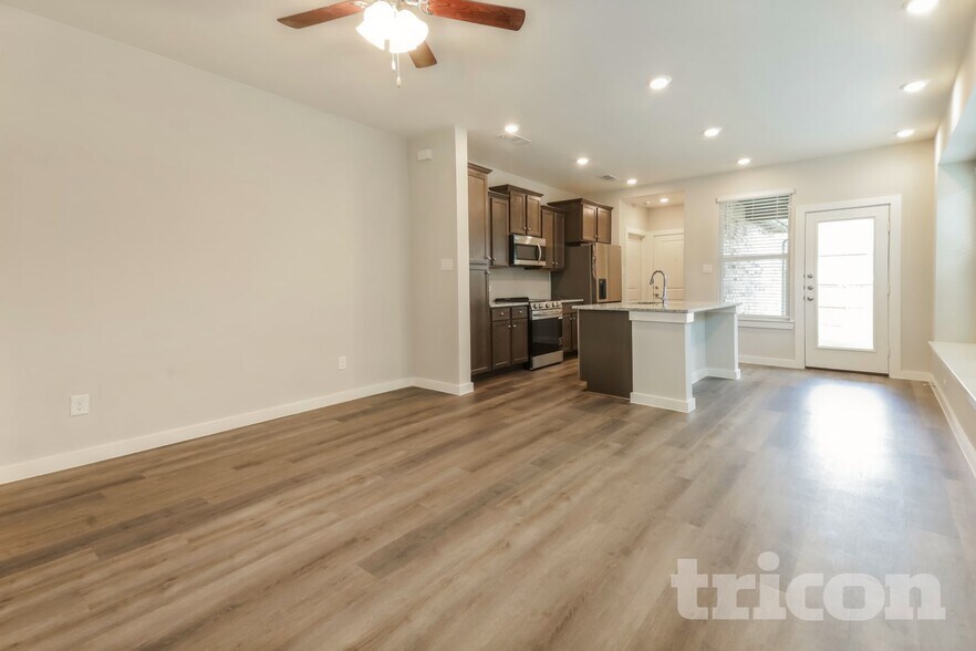 Building Photo - 8204 Howell Oak Dr