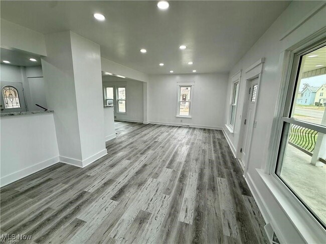 Building Photo - 338 N Wooster Ave