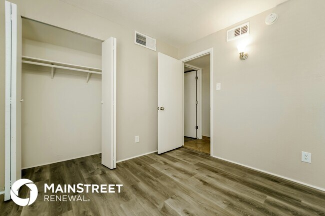 Building Photo - 5533 S Santa Cruz Ave