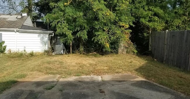 Building Photo - 3 Bedroom Downtown!