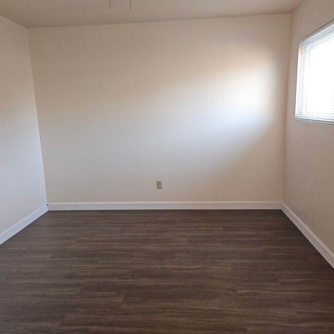 Building Photo - Updated Rental Available Now!