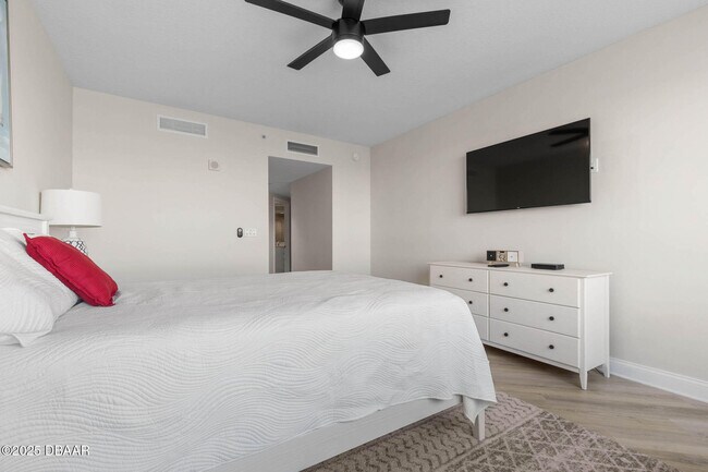 Building Photo - 231 Riverside Dr