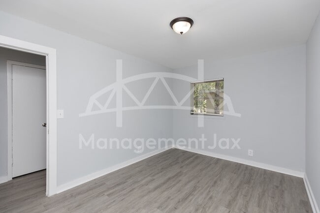 Building Photo - 1922 Maclean Rd