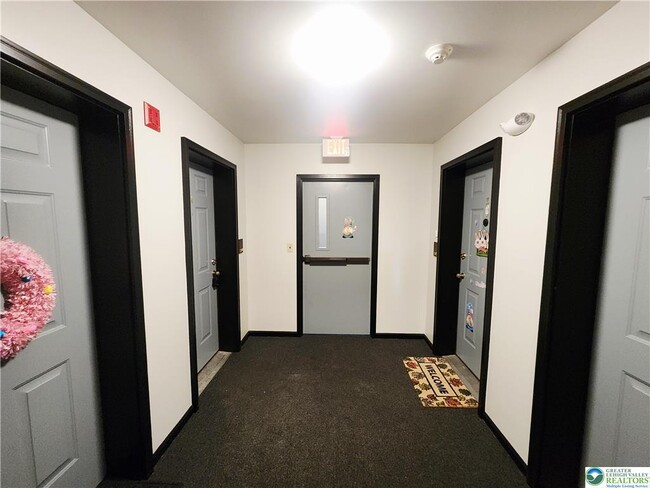 Building Photo - 4501 N Hedgerow Dr