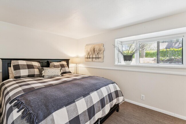 Building Photo - 716 Oak Point