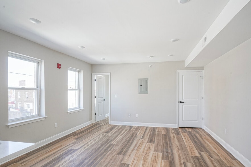 Building Photo - 133 S 57th St