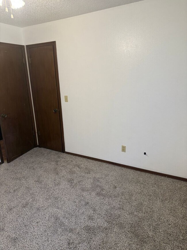 Building Photo - For Rent - Charming 3 bedroom home in Yukon!