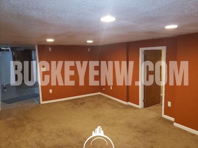 Building Photo - 3 Bed Home -Ottawa Neighborhood