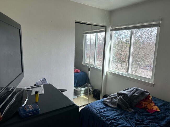 Building Photo - Spacious 4bd/2ba Apartment at Hunters Ridg...