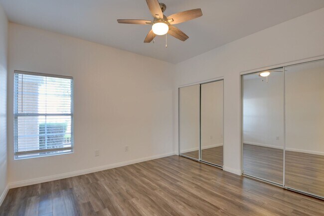 Building Photo - Beautiful 2BR / 2BA Renovated / Modern Con...