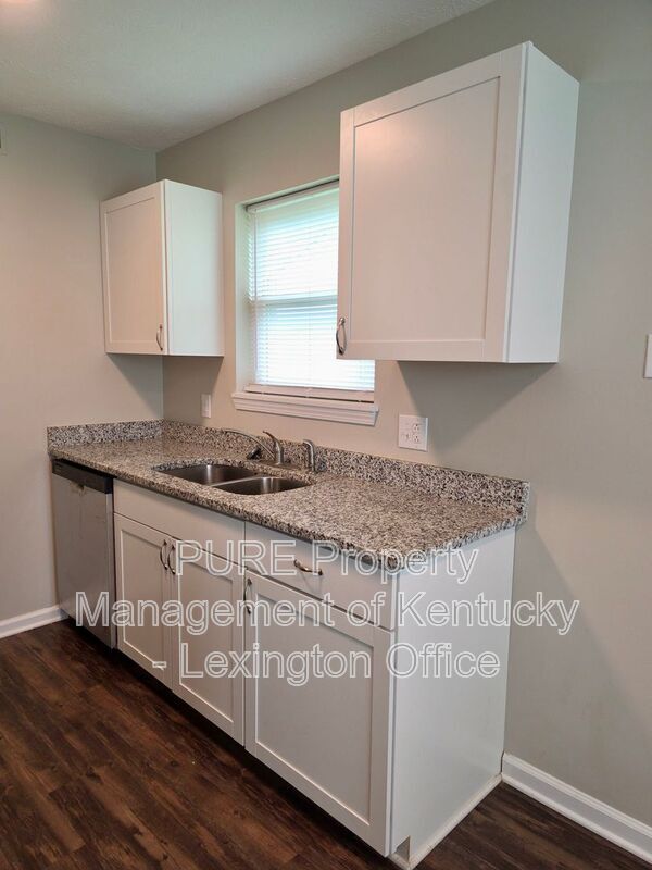Building Photo - 3793 Camelot Dr