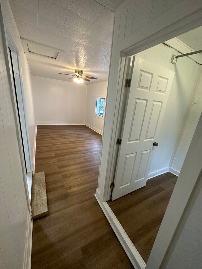 Building Photo - 1908 E Mimosa Ave