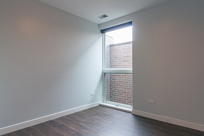 Building Photo - 3307 N Sheffield Ave