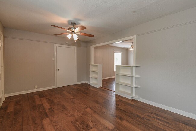 Building Photo - 208 17th Ave N