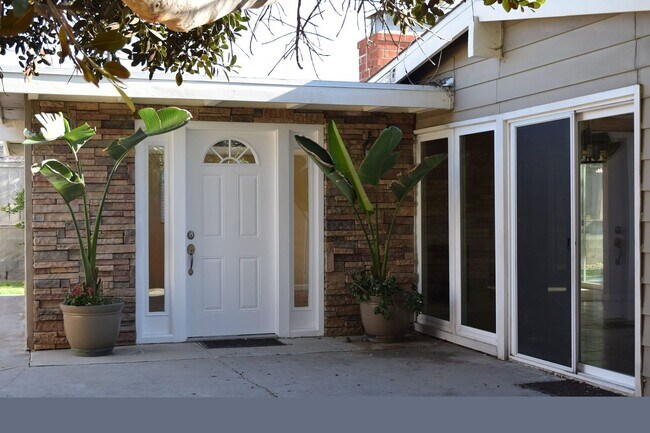 Building Photo - 3BR 2BA San Carlos Home - Vinyl Flooring, ...