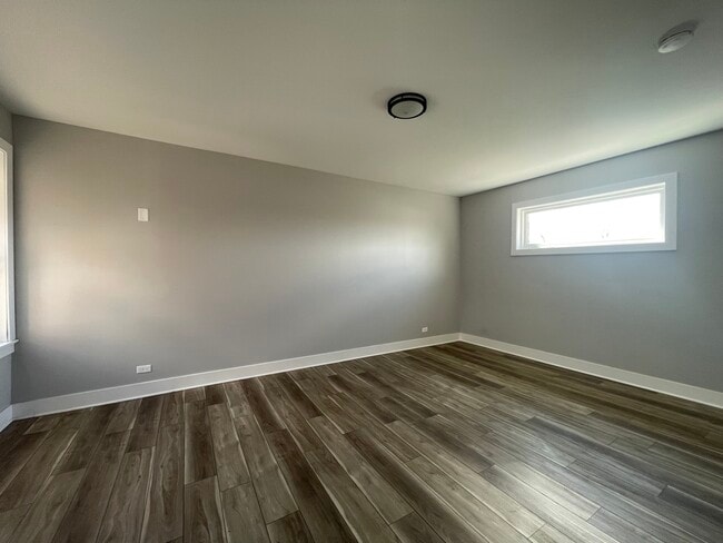 Building Photo - 722 N Austin Blvd