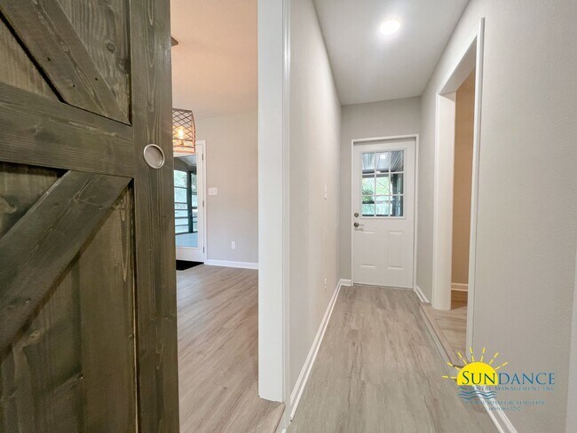 Building Photo - Centrally located and renovated Fort Walto...