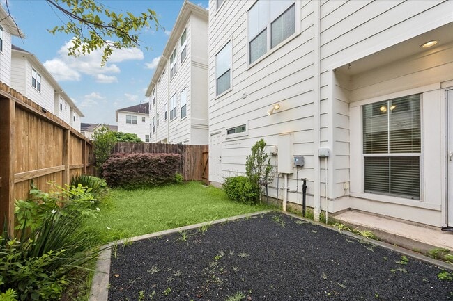 Building Photo - 612 Leverkuhn St