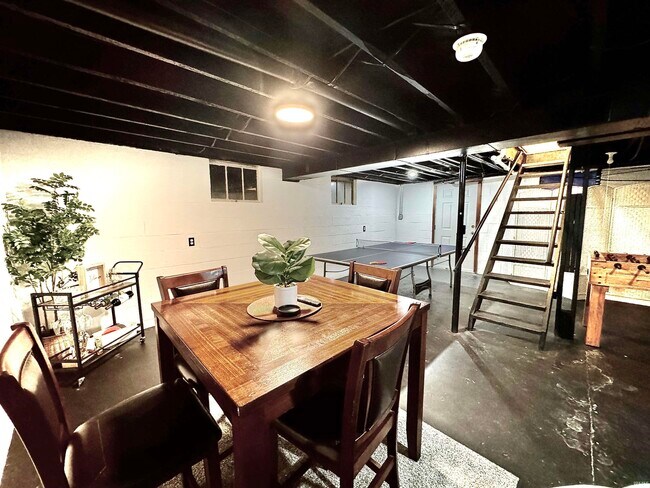 Building Photo - 2425 N Headley Rd