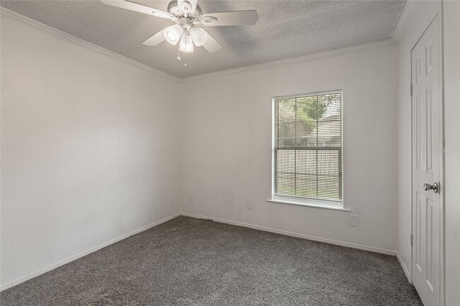 Building Photo - 144 Varsity Dr