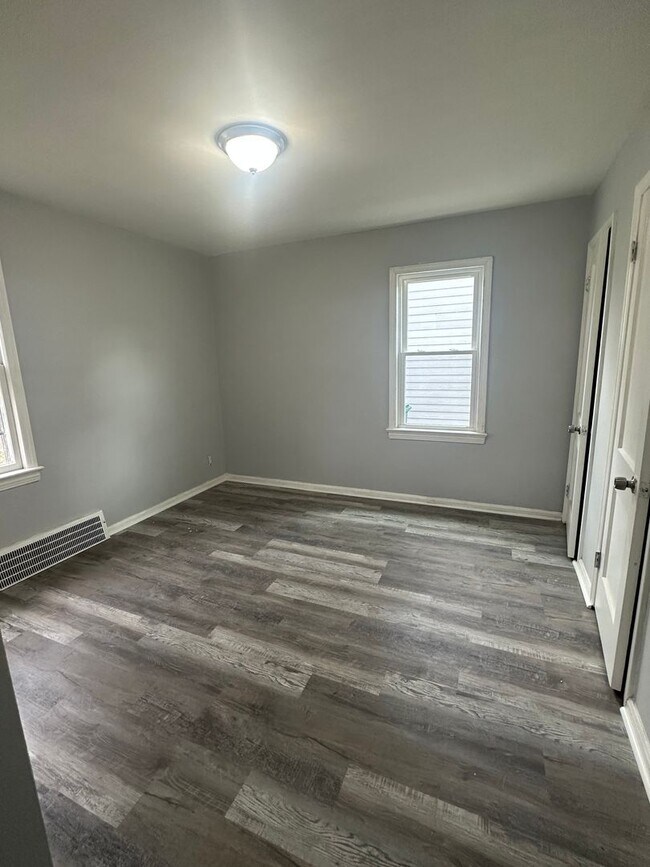 Building Photo - 4bd Single Maple Section 8