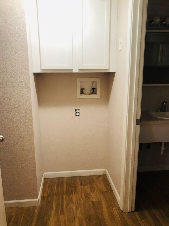 Building Photo - House- NW