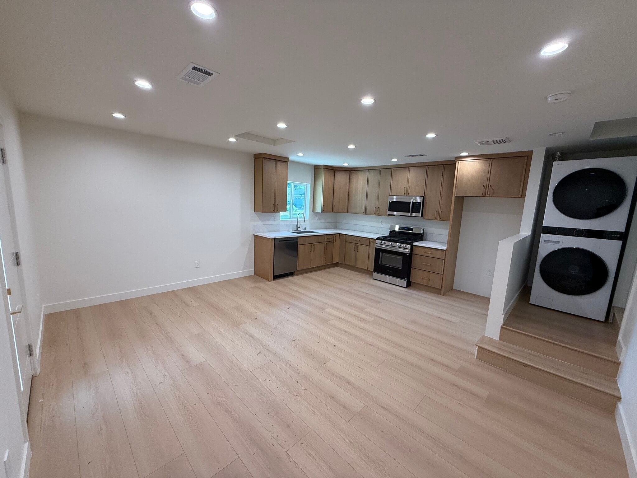 Building Photo - 10157 Swinton Ave