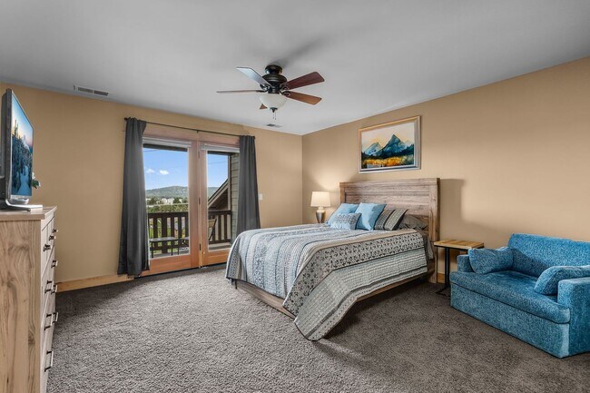 Building Photo - 3 Bed 2.5 bath plus Office/den-Townhome-Ri...