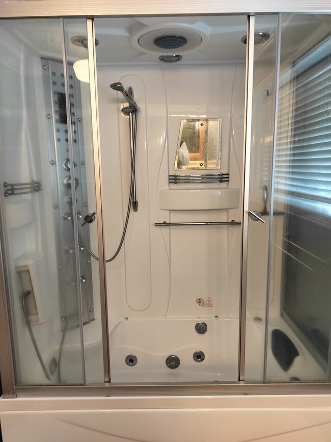 Building Photo - 130 NW Carrie Cir