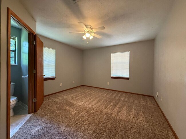 Building Photo - 2/2 Right at the Front of BREWSTER ESTATES w/ FENCED YARD!