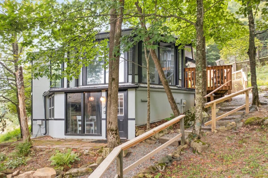 Building Photo - 520 Briarcliff Rd
