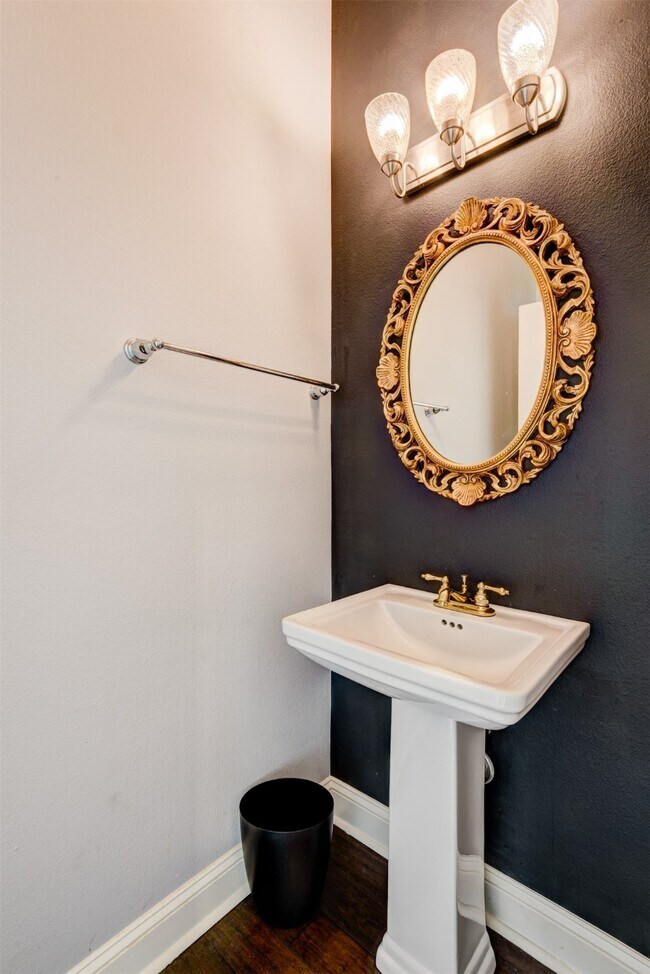 Building Photo - 1124 W Dallas St