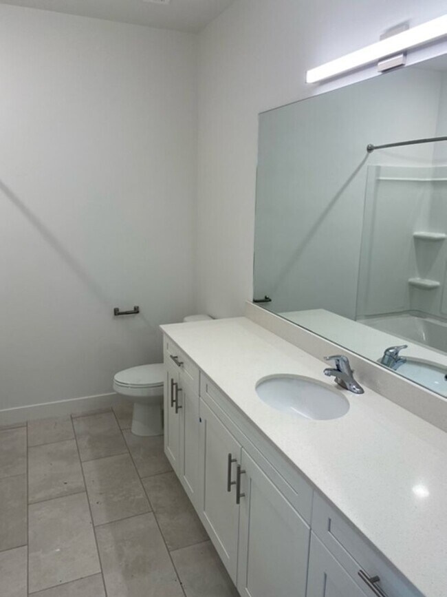 Building Photo - Spacious Town Home