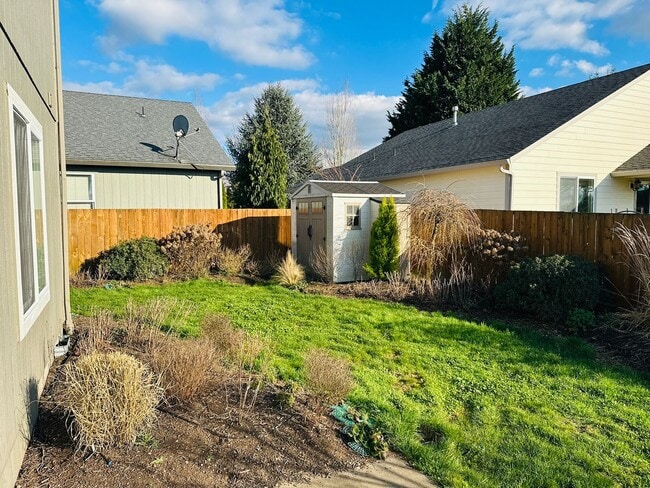 Building Photo - Charming Updated Property in Amazing Neighborhood