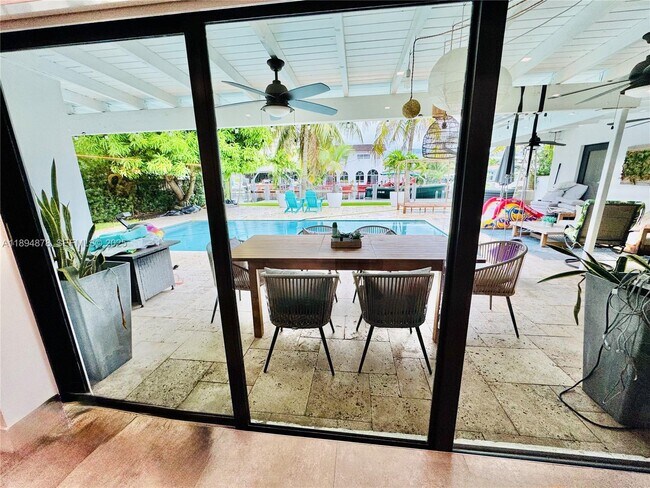 Building Photo - 2305 Magnolia Dr