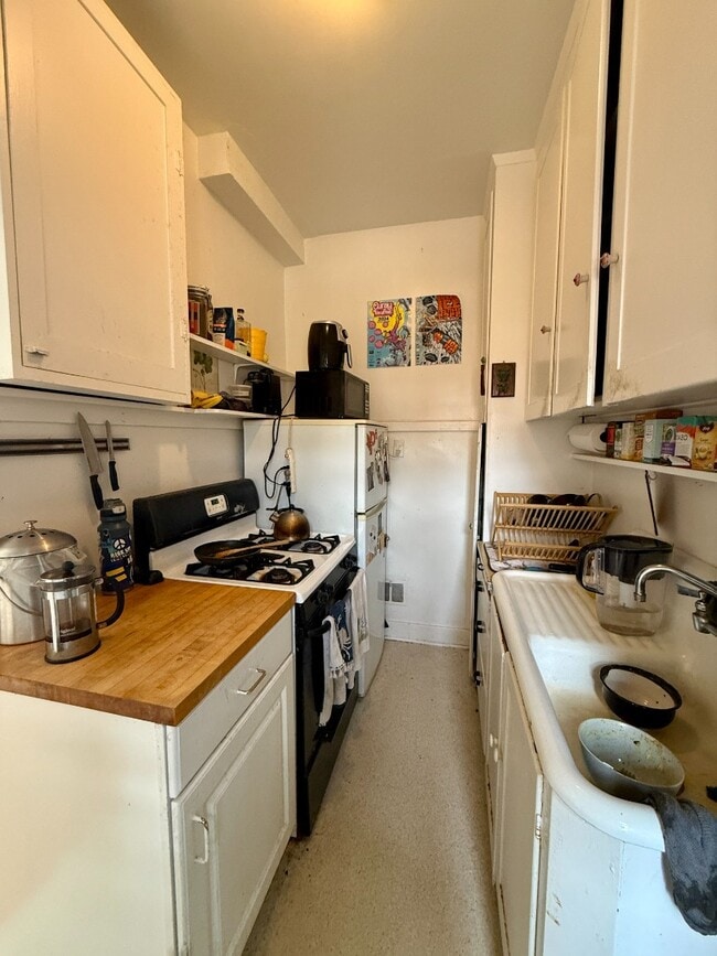 Building Photo - 1 bedroom apartment with private balcony!