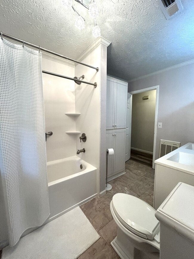 Building Photo - Charming Split-Level Home with Spacious Yard & Modern Updates – Ideal Location!