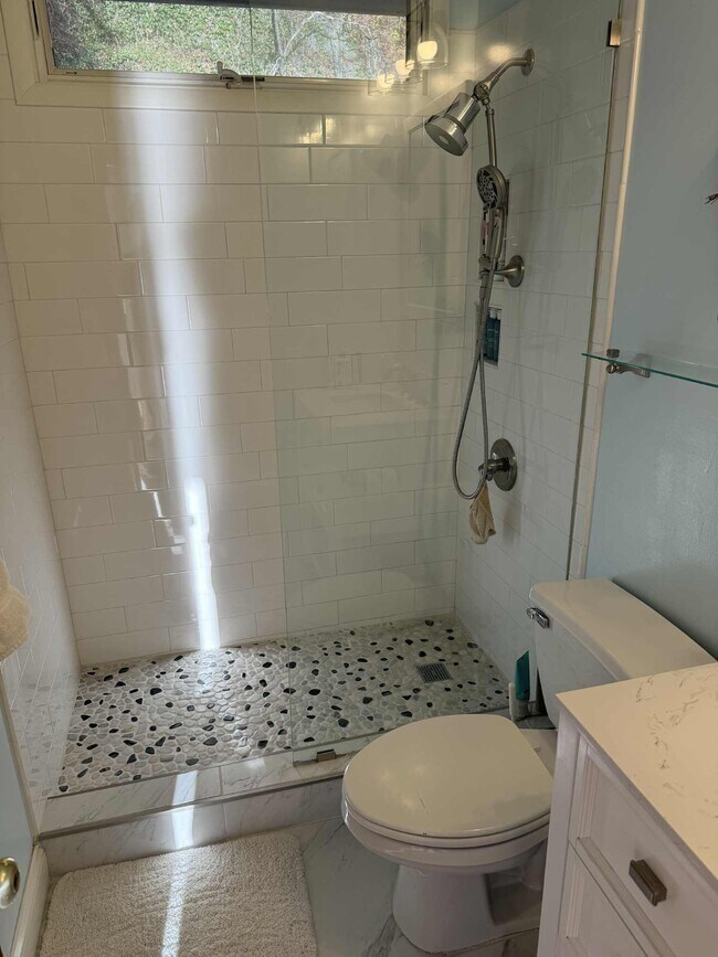 Building Photo - 10 Hillside Rd